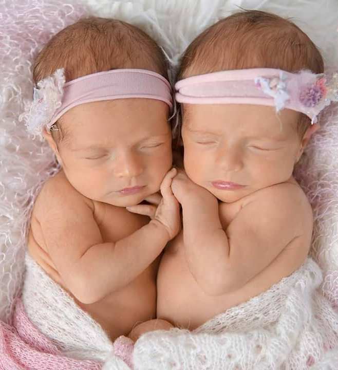 100 Cute Twins New Born Photography You Can Copy 101