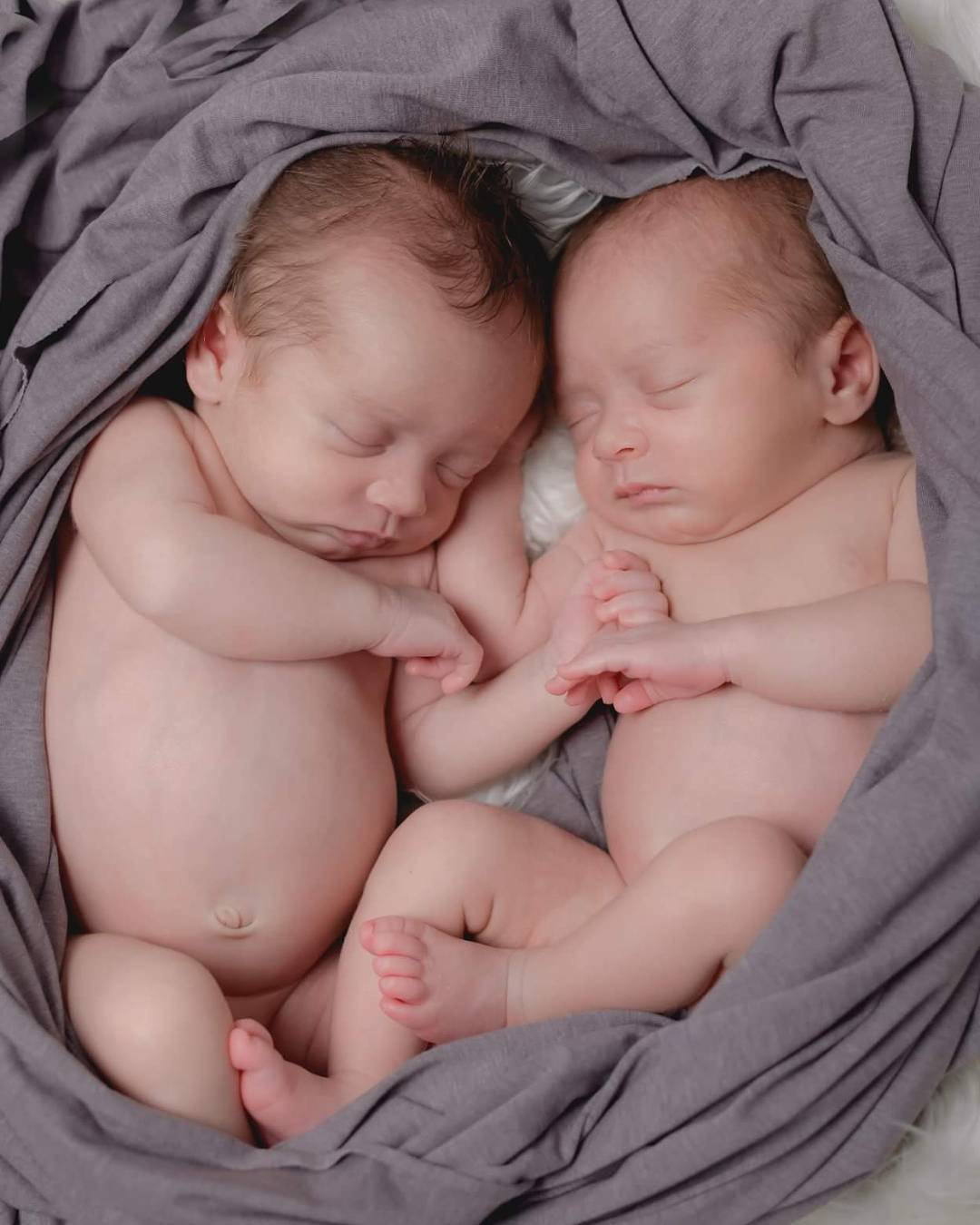 100 Cute Twins New Born Photography You Can Copy 27
