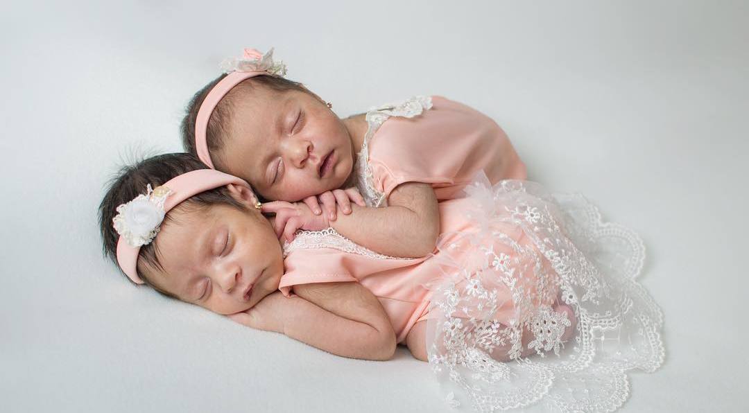 100 Cute Twins New Born Photography You Can Copy 28