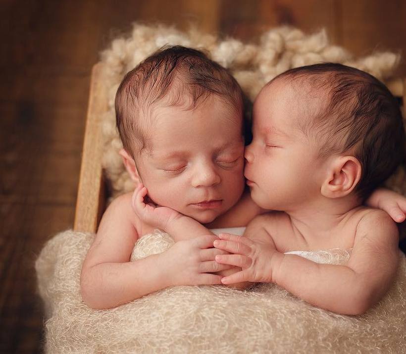100 Cute Twins New Born Photography You Can Copy 3 1