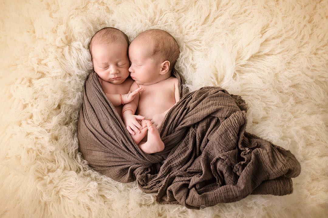 100 Cute Twins New Born Photography You Can Copy 31 1