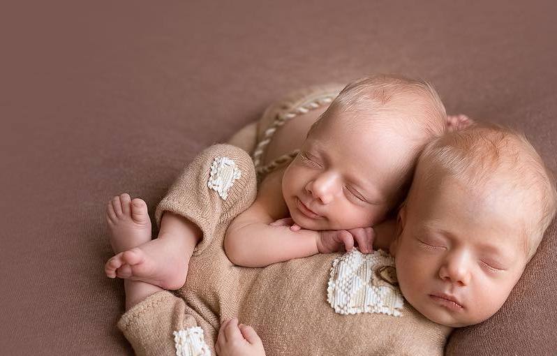 100 Cute Twins New Born Photography You Can Copy 37 1
