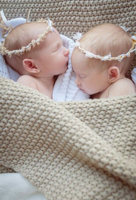 100 Cute Twins New Born Photography You Can Copy 40 1