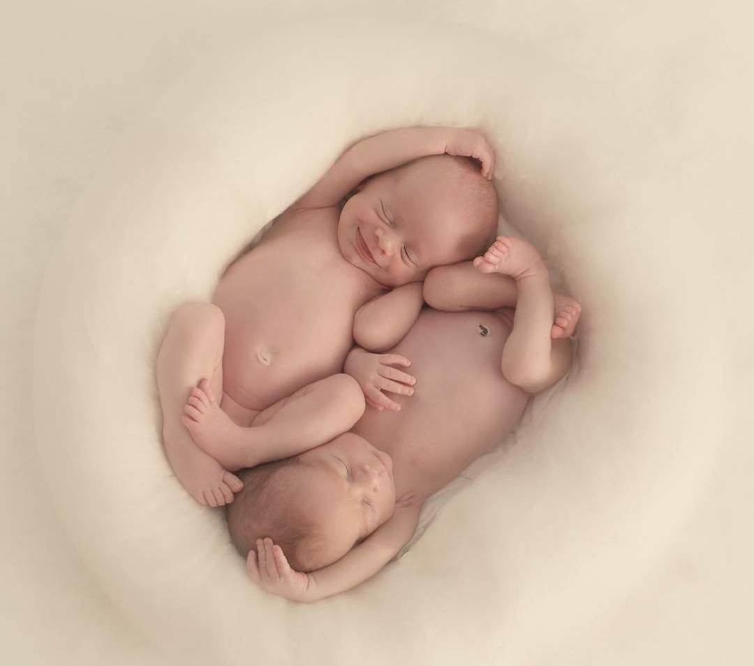 100 Cute Twins New Born Photography You Can Copy 41