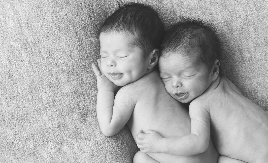 100 Cute Twins New Born Photography You Can Copy 44