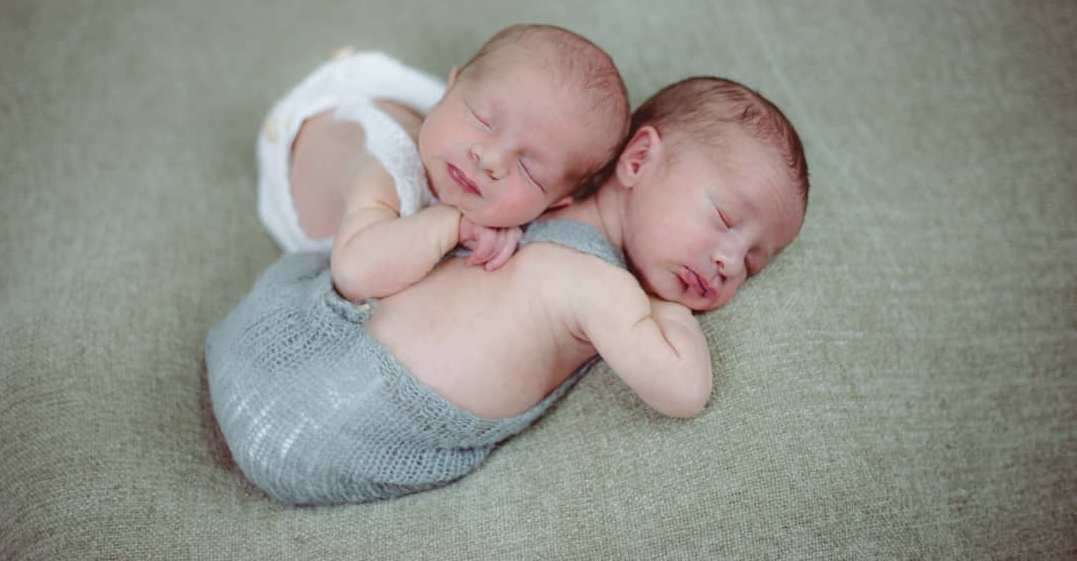 100 Cute Twins New Born Photography You Can Copy 51 1