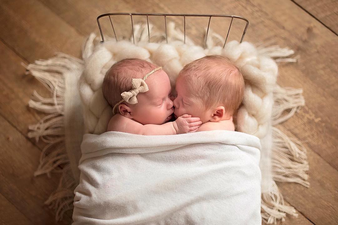 100 Cute Twins New Born Photography You Can Copy 62 1