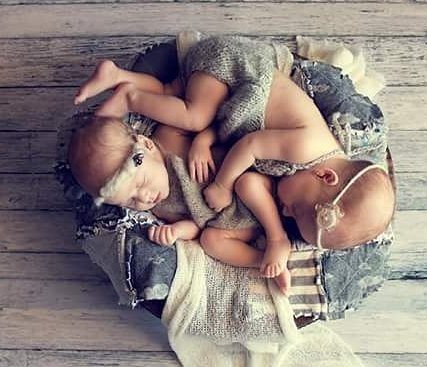 100 Cute Twins New Born Photography You Can Copy 67 1