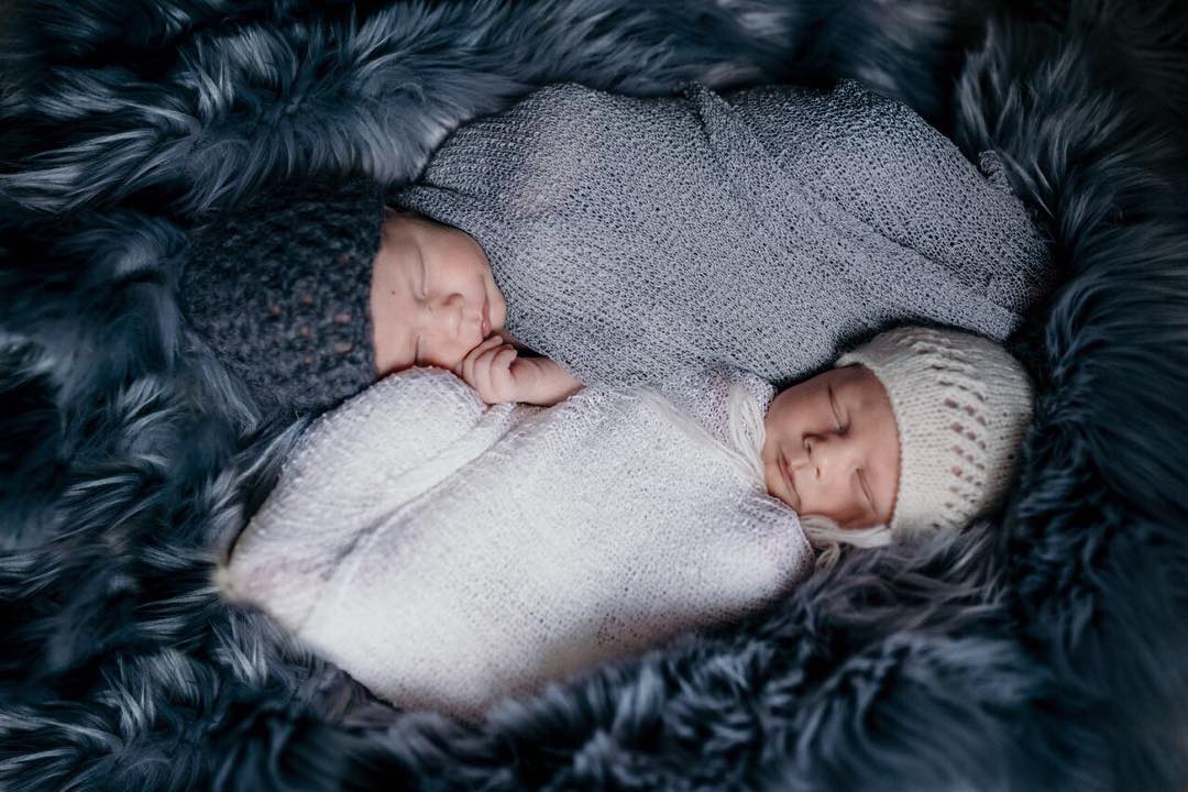 100 Cute Twins New Born Photography You Can Copy 73