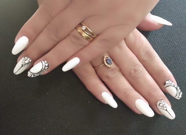 40 Elegant Look Bridal Nail Art Ideas 44