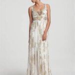 30 Inspiration for a sleeveless long dress outfit to appear feminine and trendy 07