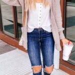 How To Style Casual Spring Outfits for Women 26