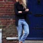 How To Style Casual Spring Outfits for Women 35