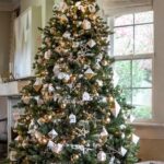 70 Catchy Silver and Gold Christmas Trees Decor You Need to See 29