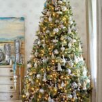 70 Catchy Silver and Gold Christmas Trees Decor You Need to See 54
