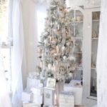 70 Catchy Silver and Gold Christmas Trees Decor You Need to See 63