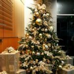 70 Catchy Silver and Gold Christmas Trees Decor You Need to See 65