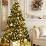70 Catchy Silver and Gold Christmas Trees Decor You Need to See 66