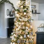 70 Catchy Silver and Gold Christmas Trees Decor You Need to See 74