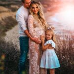 80 Outdoor Maternity Photoshoot Ideas 72