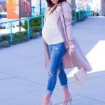 50 Comfy Jeans Outfits For Pregnant Women Ideas 06