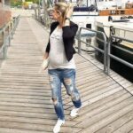 50 Comfy Jeans Outfits For Pregnant Women Ideas 08