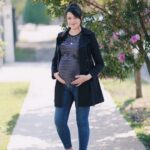 50 Comfy Jeans Outfits For Pregnant Women Ideas 11