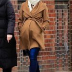 50 Comfy Jeans Outfits For Pregnant Women Ideas 12