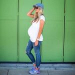 50 Comfy Jeans Outfits For Pregnant Women Ideas 15