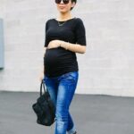 50 Comfy Jeans Outfits For Pregnant Women Ideas 16