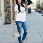50 Comfy Jeans Outfits For Pregnant Women Ideas 31