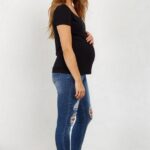 50 Comfy Jeans Outfits For Pregnant Women Ideas 34