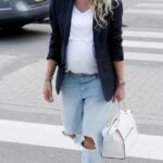 50 Comfy Jeans Outfits For Pregnant Women Ideas 41