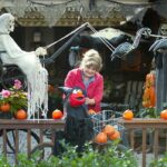 60 Nice Home Decor to Make Your House Stand Out This Halloween 51