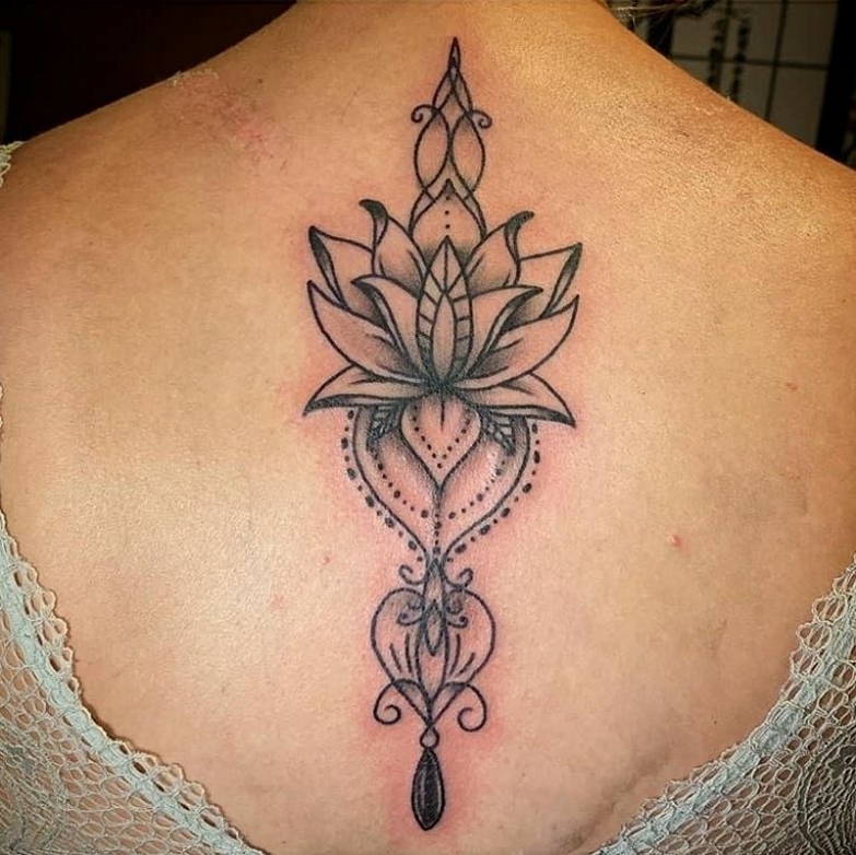 50 Stunning Neck Tattoos For Women Ideas 07