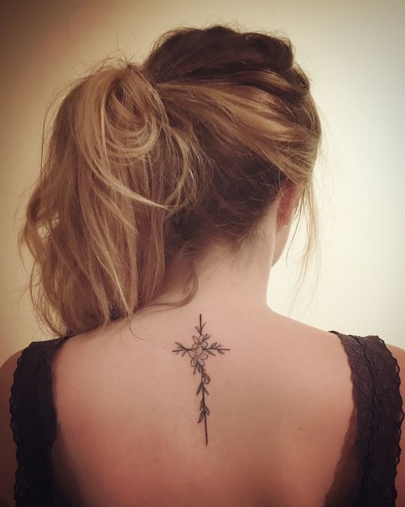 50 Stunning Neck Tattoos For Women Ideas 17