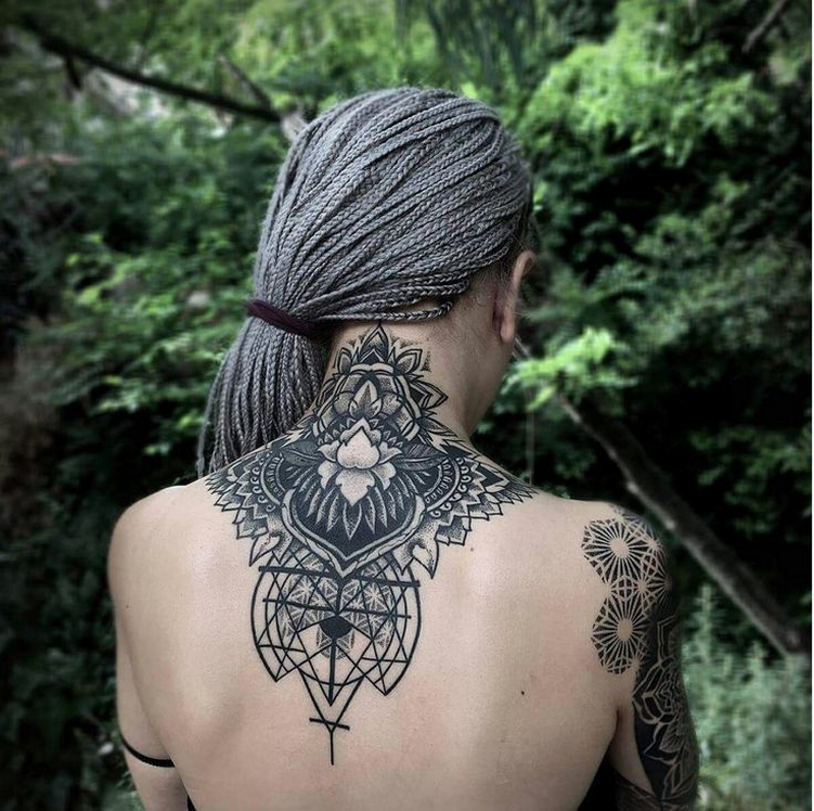 50 Stunning Neck Tattoos For Women Ideas 22