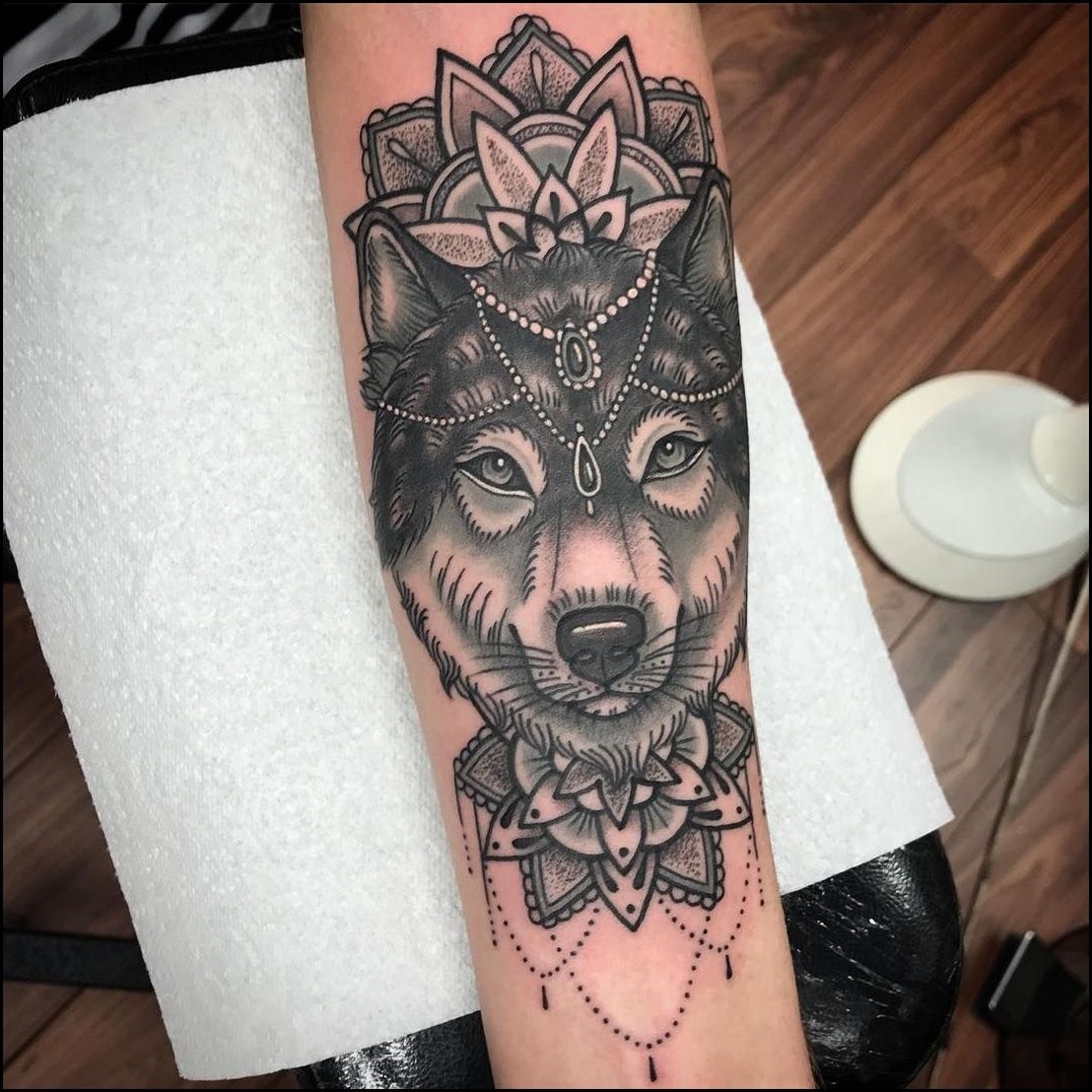 60 Beautiful Wolf Tattoos for Women Ideas 13