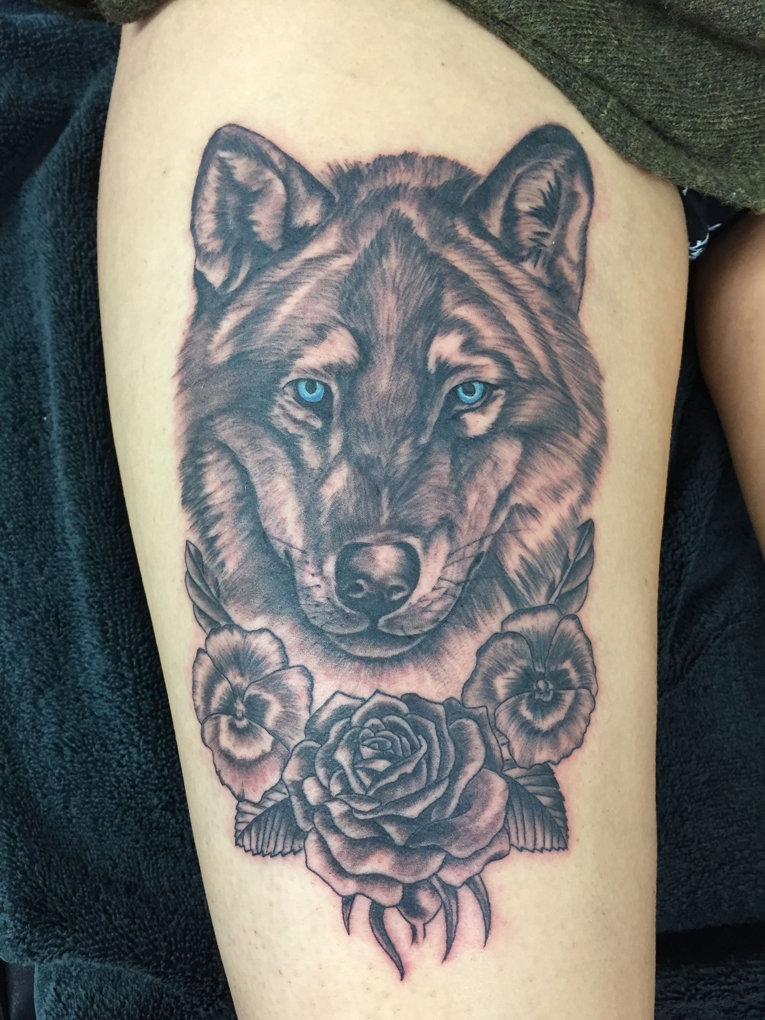 60 Beautiful Wolf Tattoos for Women Ideas 17