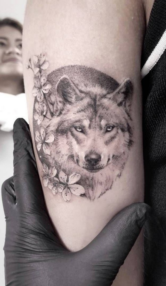 60 Beautiful Wolf Tattoos for Women Ideas 24