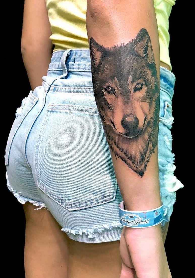 60 Beautiful Wolf Tattoos for Women Ideas 31