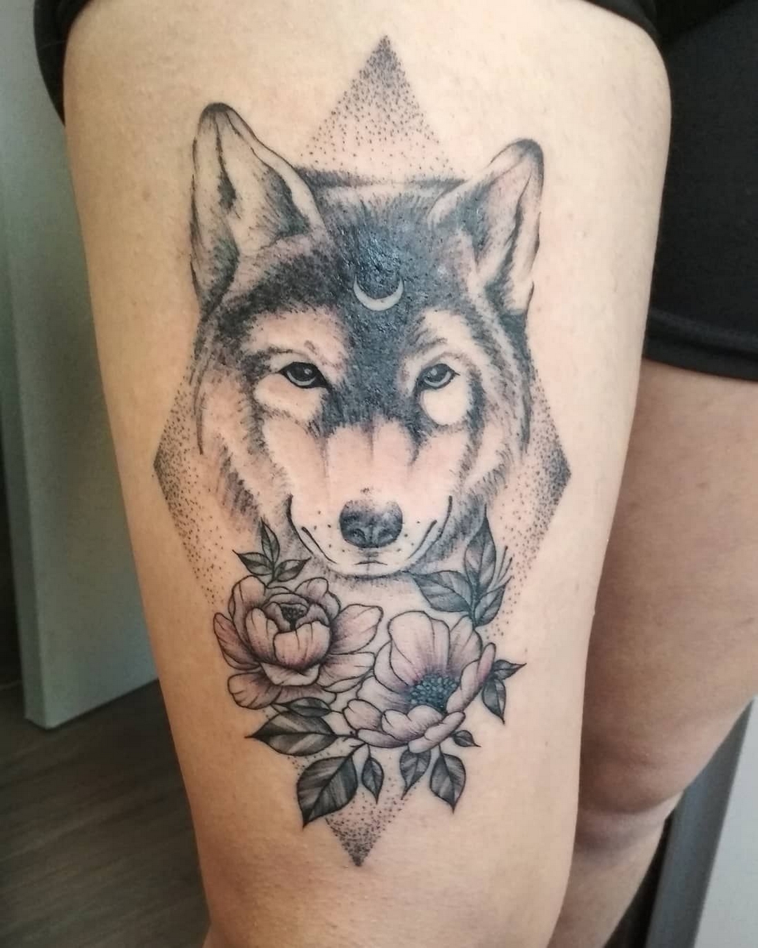 60 Beautiful Wolf Tattoos for Women Ideas 39