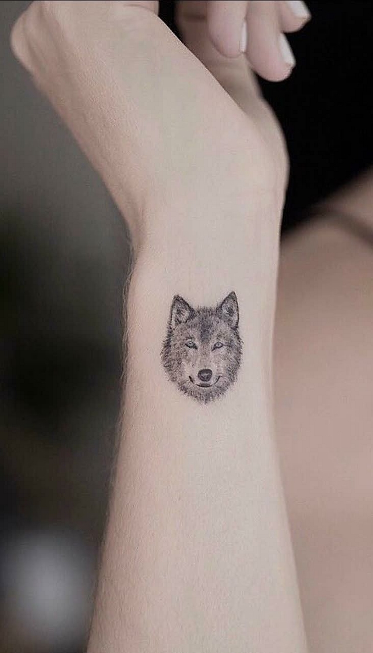 60 Beautiful Wolf Tattoos for Women Ideas 40