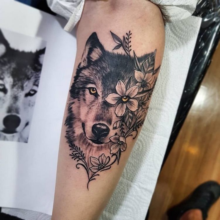 60 Beautiful Wolf Tattoos for Women Ideas 42