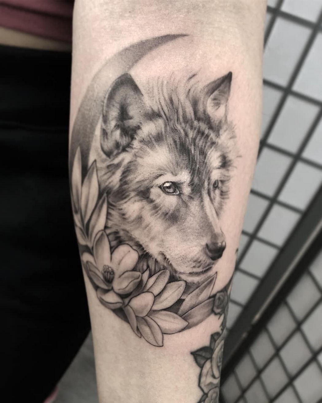 60 Beautiful Wolf Tattoos for Women Ideas 47