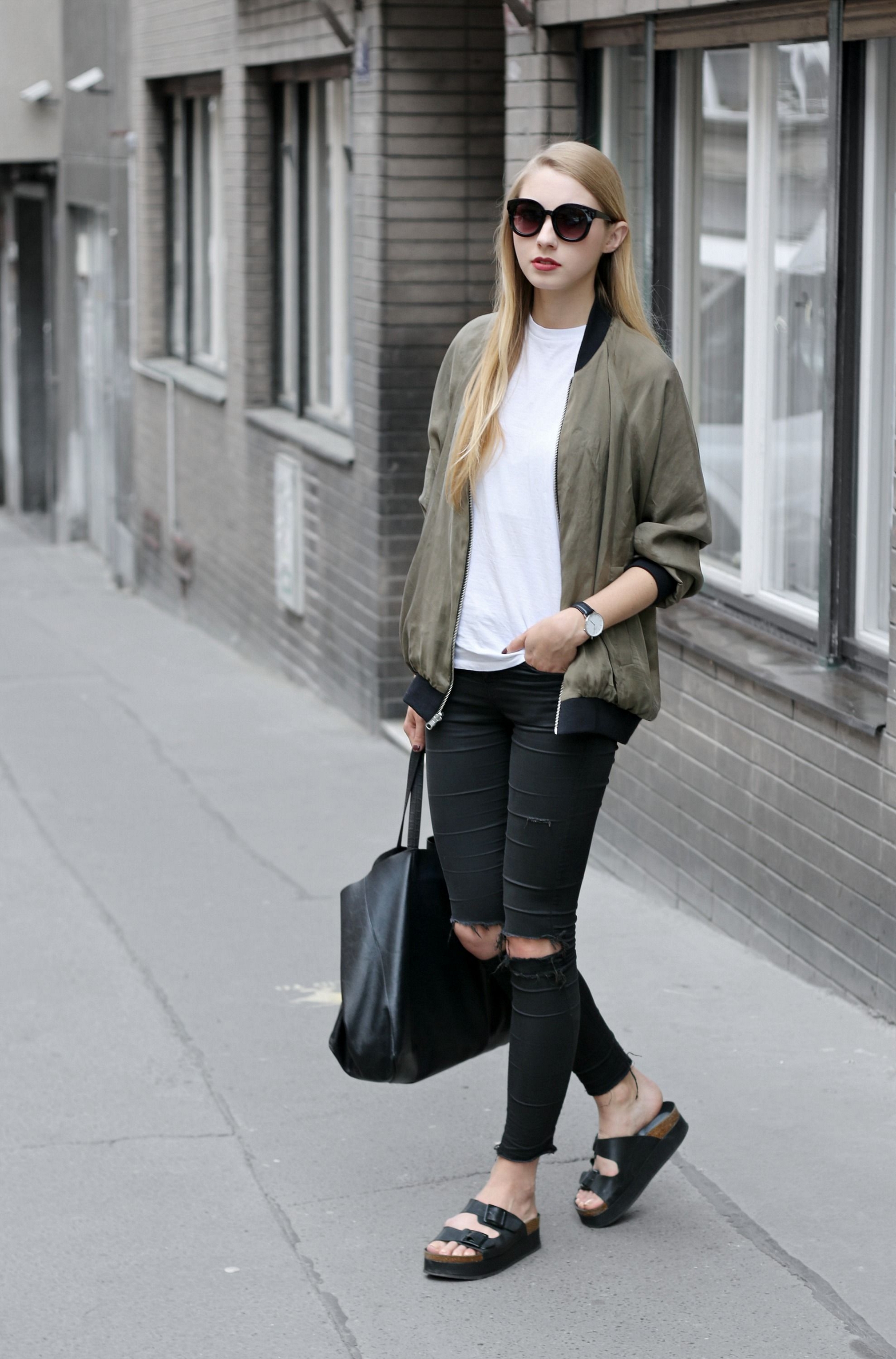 50 Beautiful Stylish Outfits with Tote Bags for Women Ideas 02