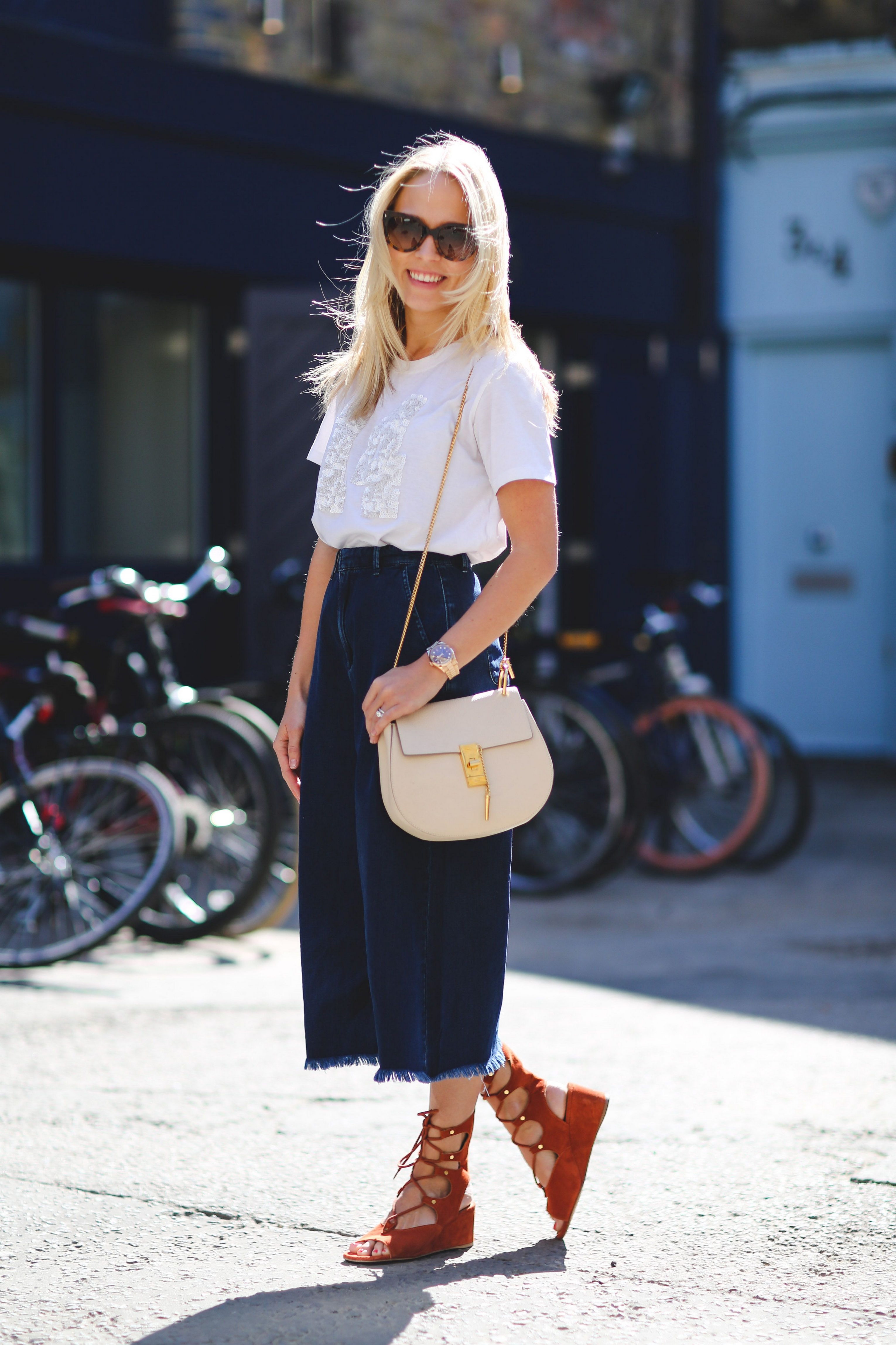 50 Beautiful Stylish Outfits with Tote Bags for Women Ideas 05