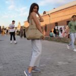 50 Beautiful Stylish Outfits with Tote Bags for Women Ideas 07