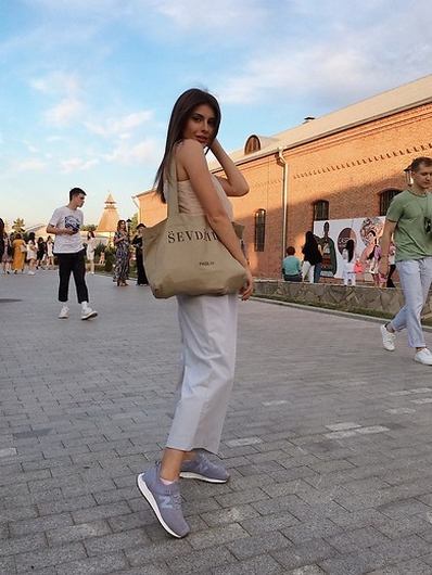 50 Beautiful Stylish Outfits with Tote Bags for Women Ideas 07