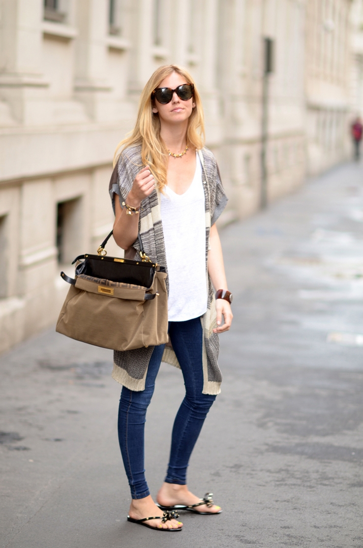 50 Beautiful Stylish Outfits with Tote Bags for Women Ideas 09